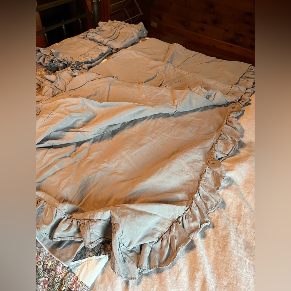 Gray king duvet cover, ruffle edges, zip bottom, with the two pillow shams